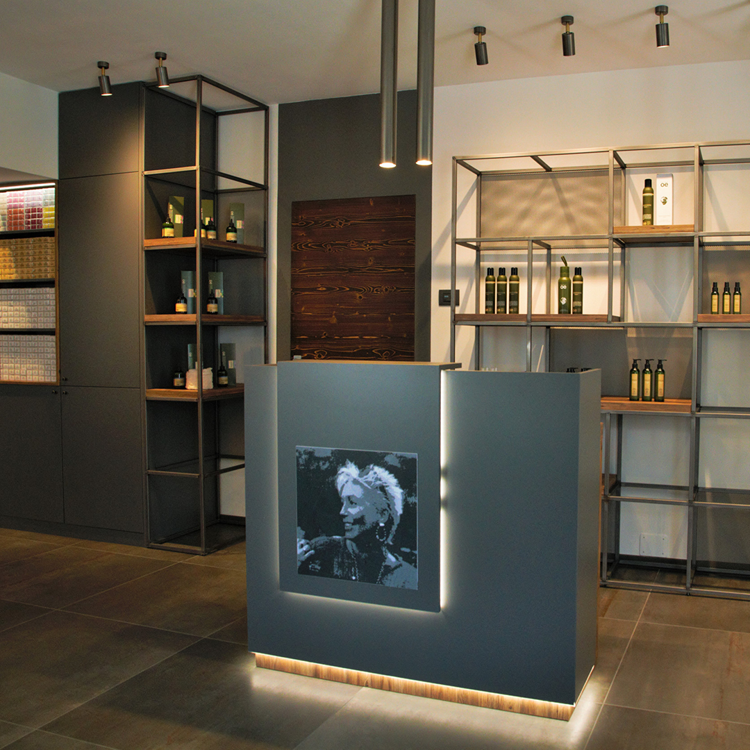 Immagine del bancone reception grigio con il logo del salone